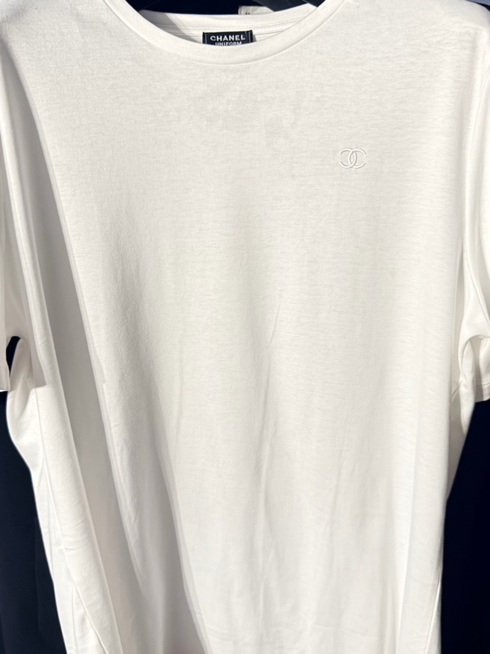 CHANEL White T-shirt (with embroidered cc logo) - Picture 3 of 7